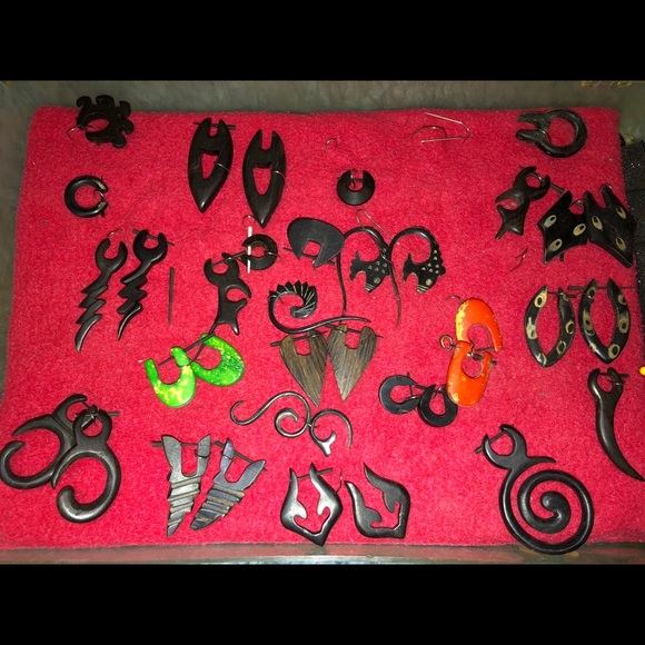 WOODEN PAIR EARRINGS - Picture 2 of 2